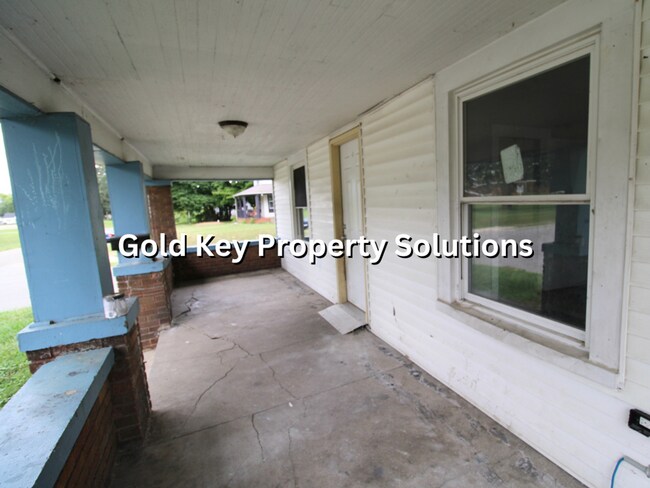 Building Photo - 3 BR 1 BA House with Garage, Central Air, ...