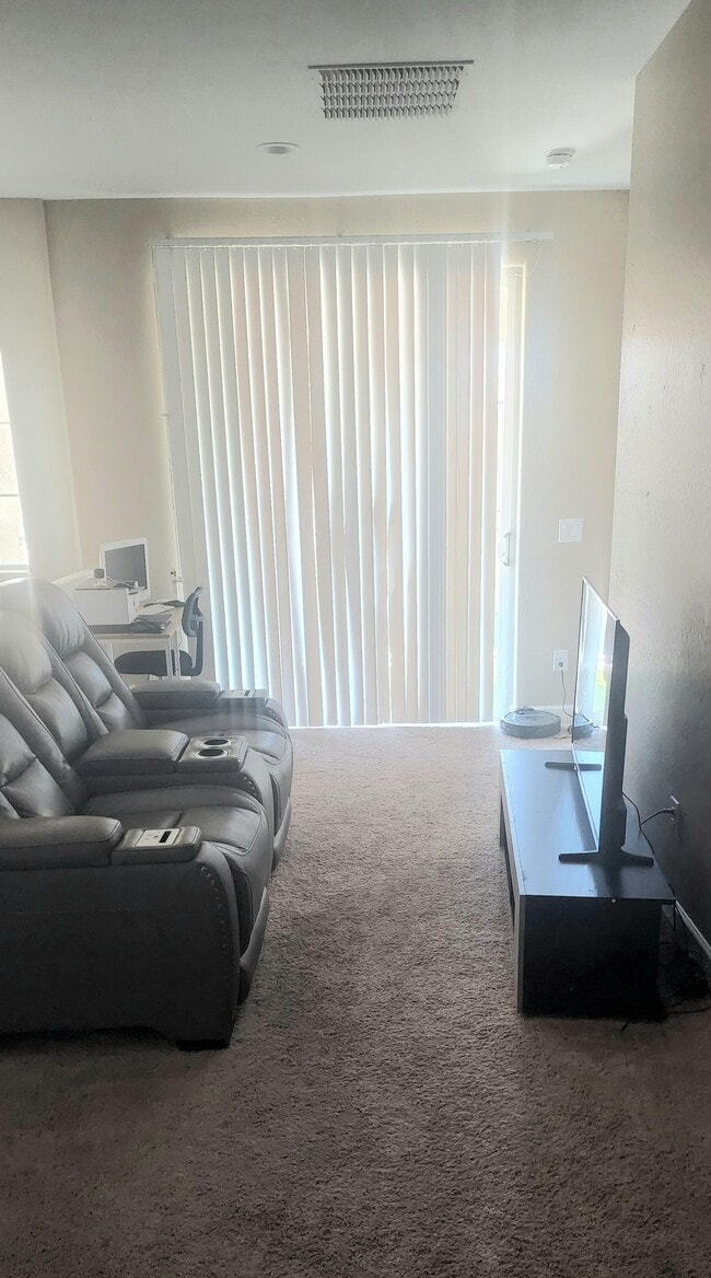 Building Photo - 1367 S Country Club Dr