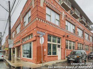 Building Photo - 1401 S Flores St