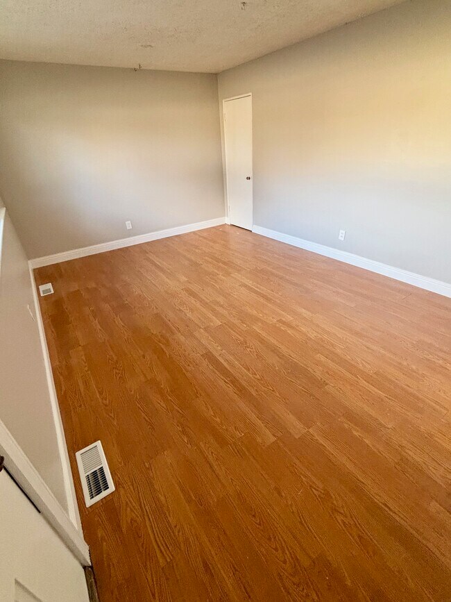 Foto del edificio - 710 Loyola Dr