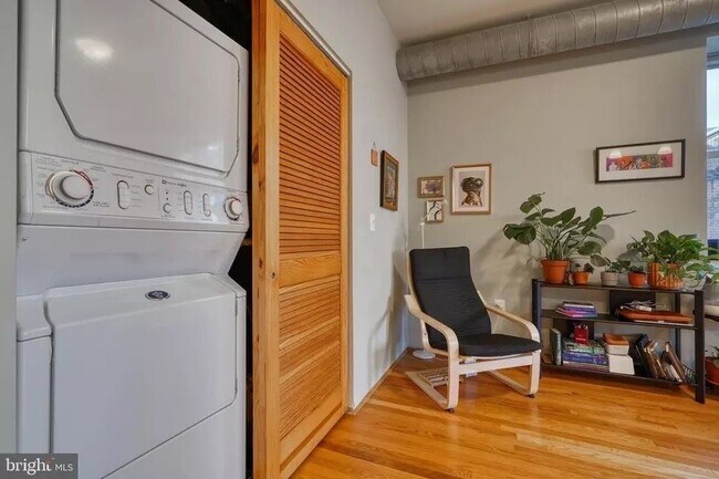 Foto del edificio - 10400 W Madison St