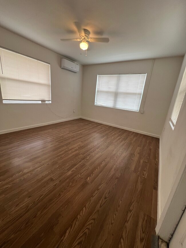 Building Photo - 611 Ave S NE