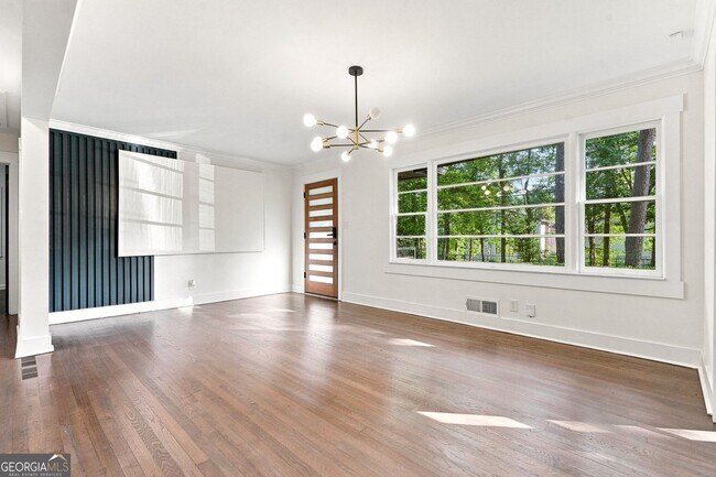 Foto del edificio - 5012 Tilly Mill Rd