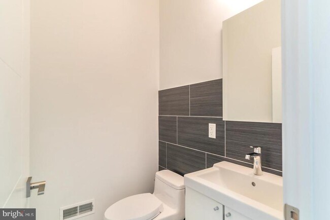 Foto del edificio - 2247 N Franklin St