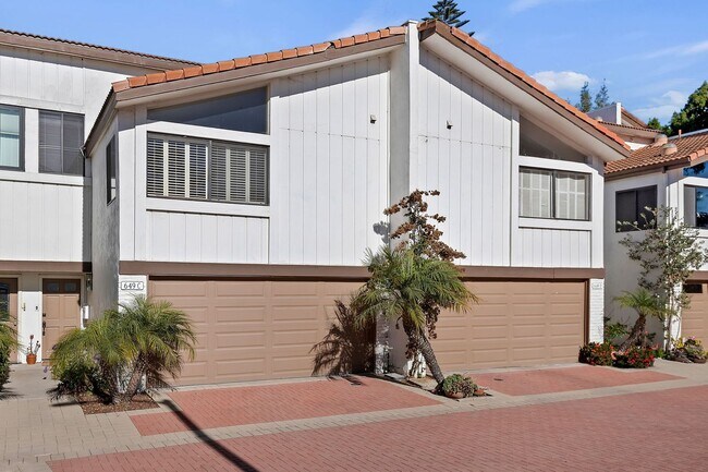 Foto del edificio - This wonderful East Beach Townhome Awaits!