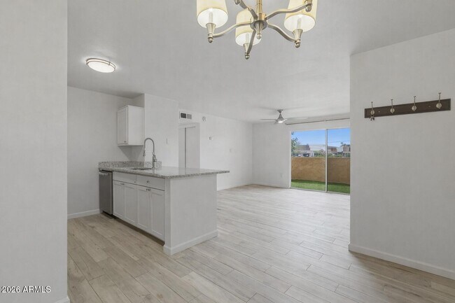 Foto del edificio - 8055 E Thomas Rd