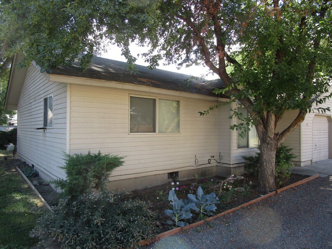 Primary Photo - 2 Bedroom Duplex Near Library - Water/Sewe...
