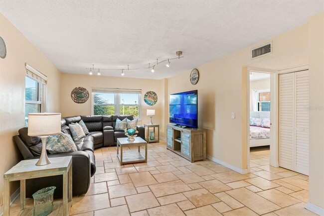 Building Photo - 2/1 Condo Indian Shores - Steps to Beach!