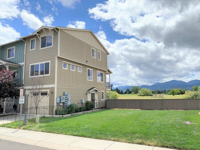 Building Photo - Modern and Spacious Town Home for Rent