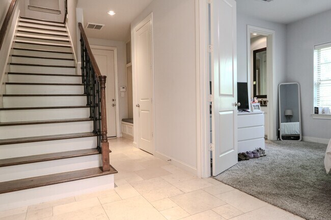 Building Photo - 2037 Fannin Station N