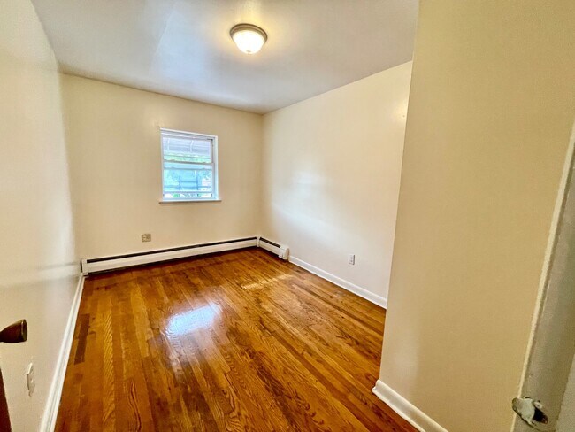 Building Photo - 2916 Gunther Ave