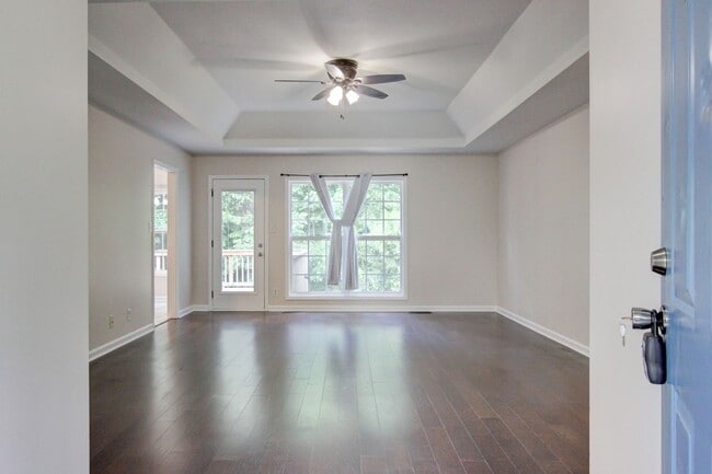 Foto del edificio - 3 bed 2 bath w sweet basement.  Go
