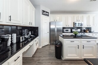 Building Photo - 10815 Oak Bayou Ln