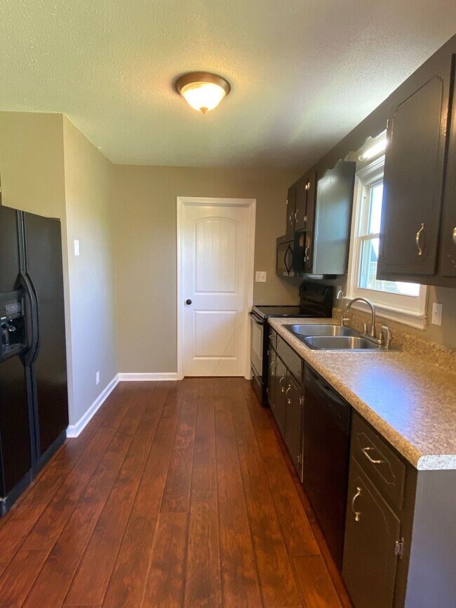Building Photo - $1500 3 Bedroom 2 Bath Modern Brick Home!