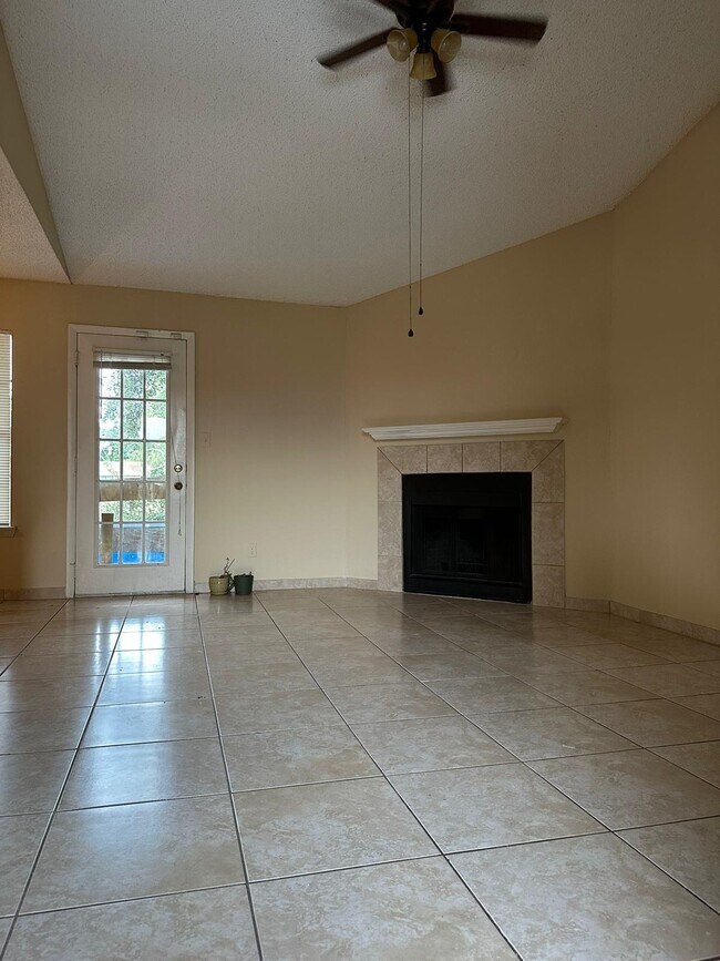 Foto del edificio - 5545 Devonbriar Way