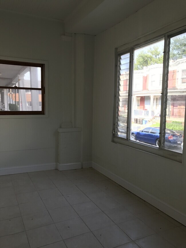 Building Photo - Recently Renovated 3-Bedroom Home in West ...