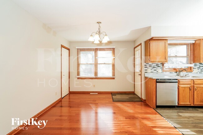 Building Photo - 873 E Cragmont Dr