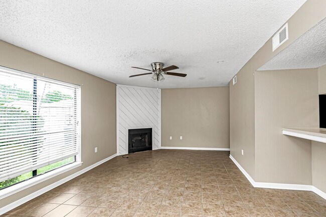 Building Photo - 2 Bedroom Townhouse on LSU Bus Route