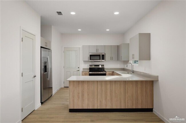 Building Photo - 10 Clarence Dr