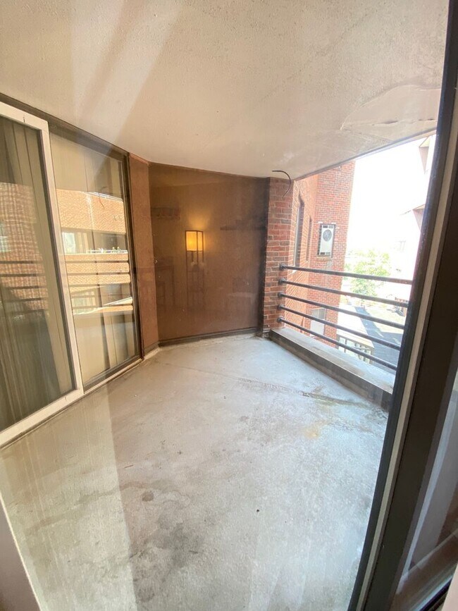 Building Photo - The perfect condo with everything on your ...