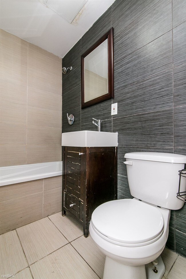 Foto del edificio - 2 br, 1 bath Apartment - 295 Maujer St