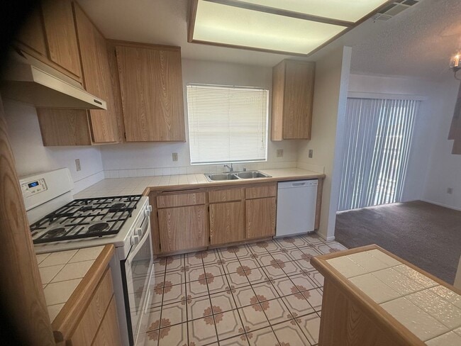 Foto del edificio - Victorville Home- Nice 2 Bedroom, 2 Bathro...