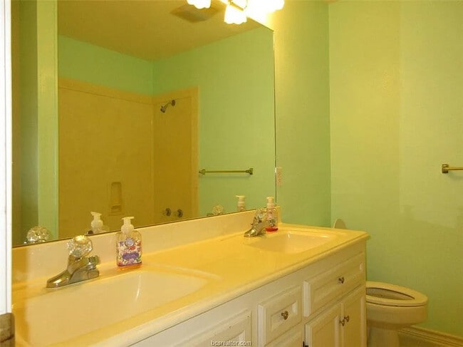 Building Photo - 704 Aster Dr