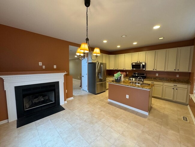 Foto del edificio - Spacious 3 Bed 3 Bath End-Unit Townhome Wi...