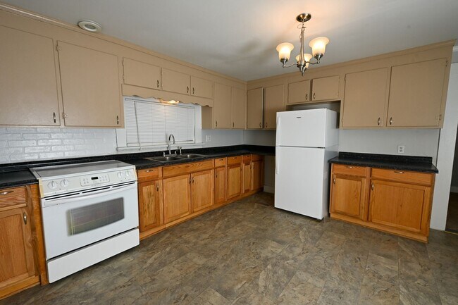 Foto del edificio - Charming 2BR / 2BA Home with Front Porch & Large Private Yard