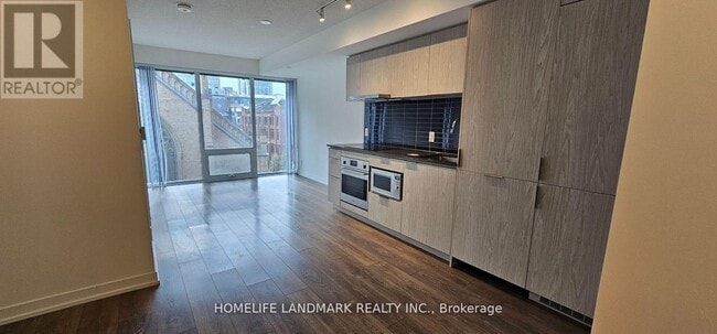Building Photo - 60 Shuter St