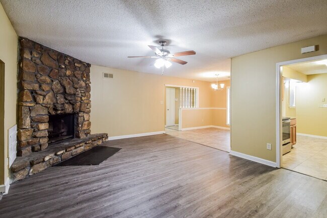 Foto del edificio - 2176 Woodfield Park Rd