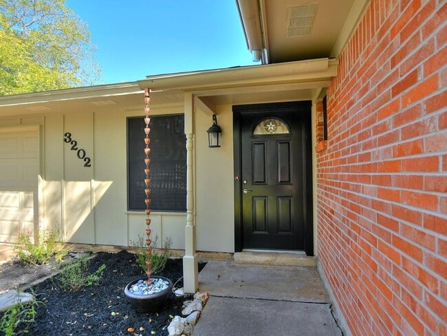 Building Photo - 3202 Whites Dr