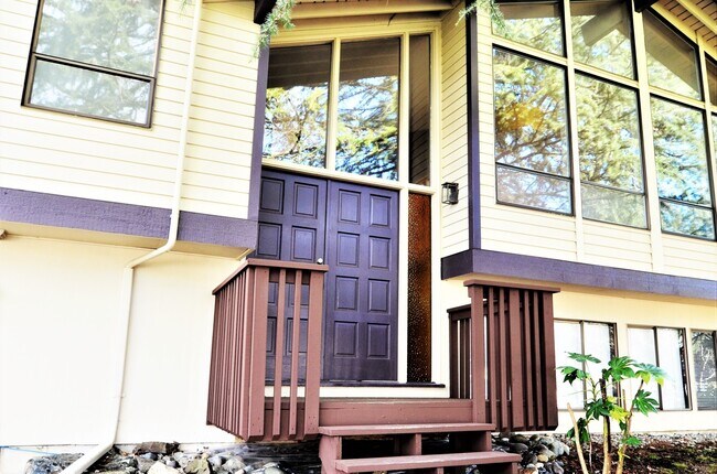 Foto del edificio - Charming 4-Bedroom Home with Bonus Rooms &...