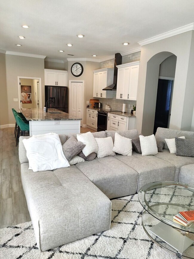 Building Photo - Plant City Executive Pool Home! Free Elect...