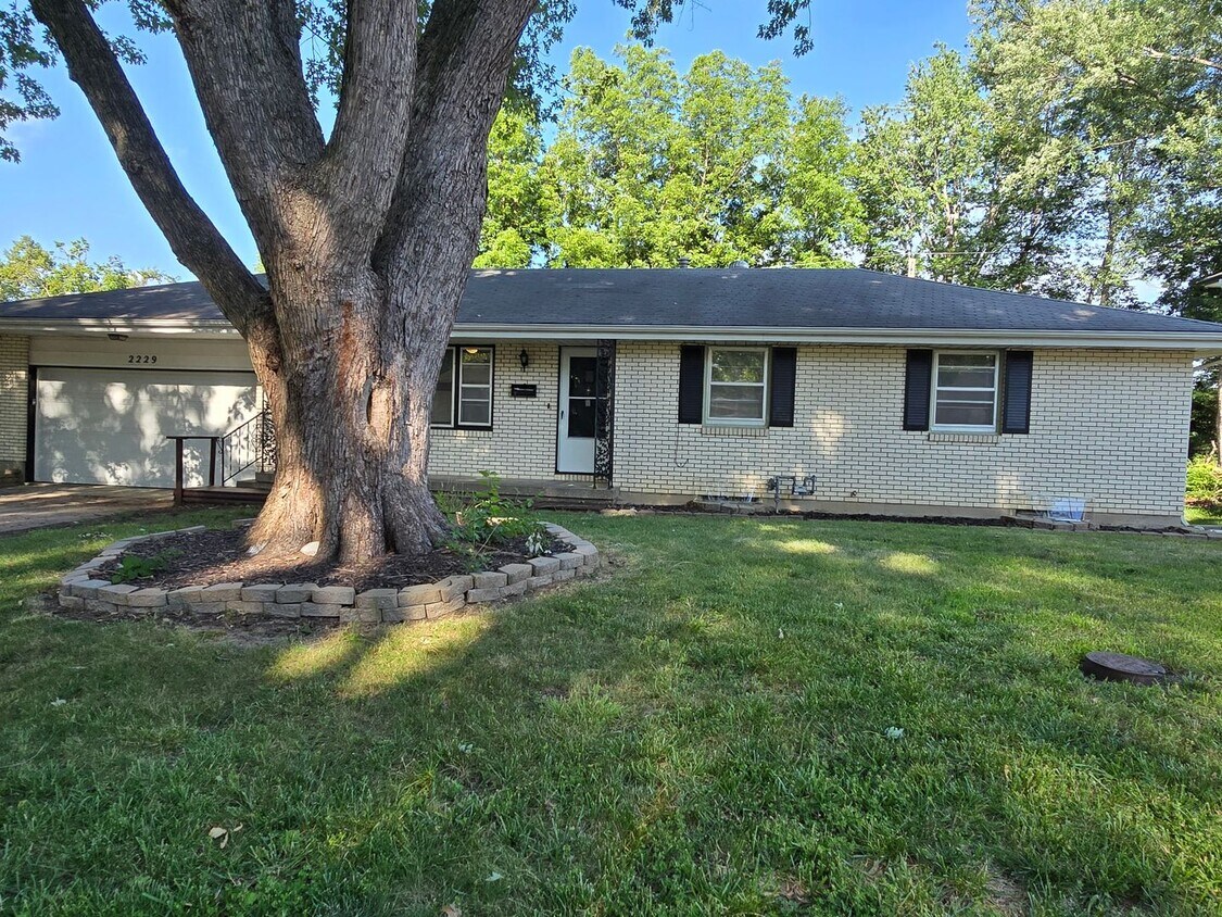 Foto principal - Beautiful 4 bedroom behind the Golf Coarse