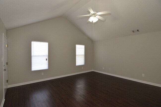 Foto del edificio - $1,350 - 3 bed/2 bath house in Pepperidge, with fenced back yard!