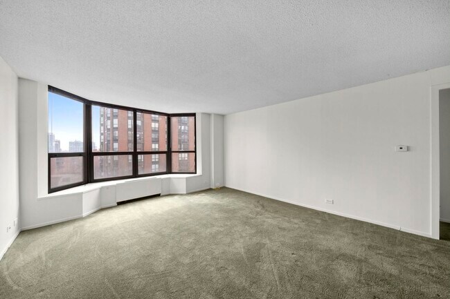 Building Photo - 899 S Plymouth Ct
