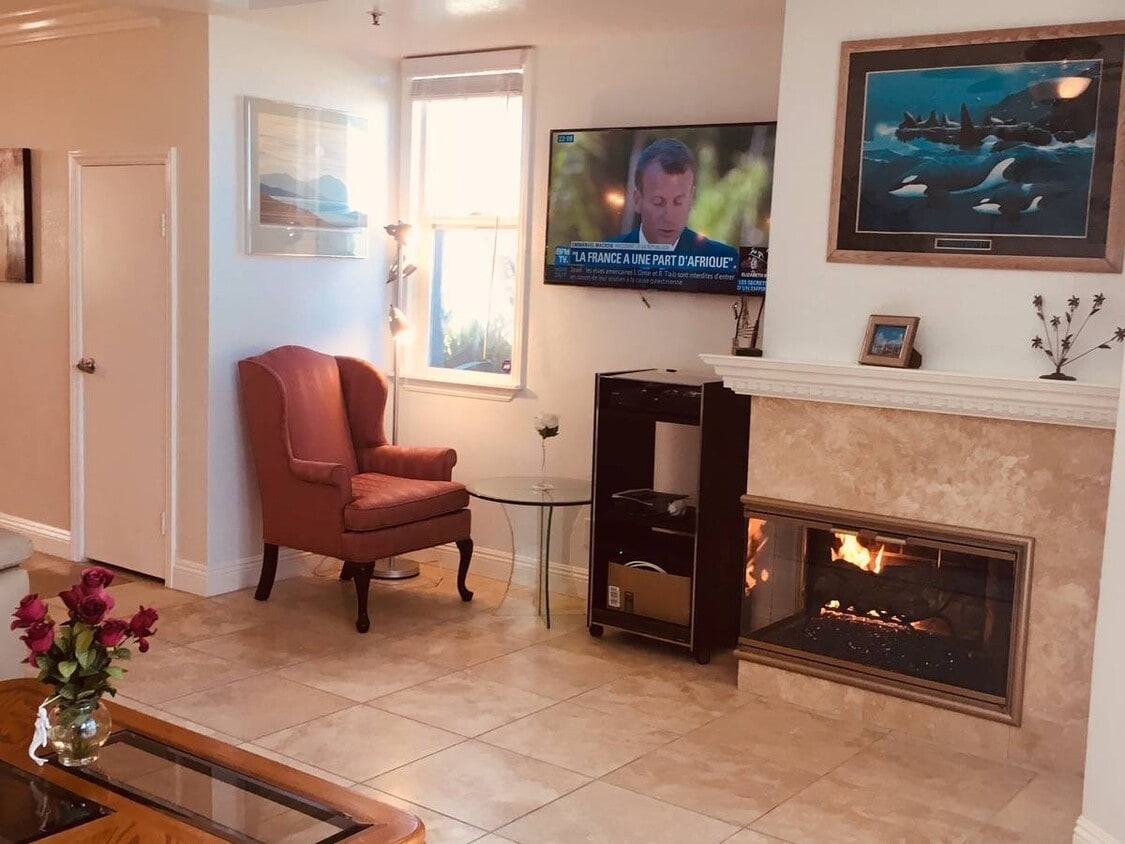 Romantic clean gas fireplace - 1400 Pacific Coast Hwy