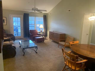 Large living area with vaulted ceiling - 346 Butler Ct