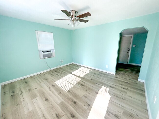 Building Photo - 1 Bed 1 Bath Cottage