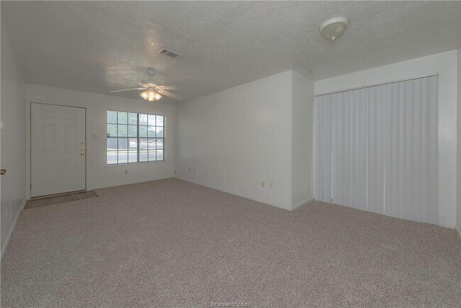 Foto del edificio - 1801 Woodsman Dr