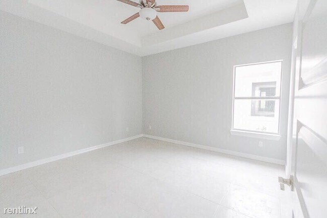 Building Photo - 2 br, 2 bath  - 2703 Larkspur Ave