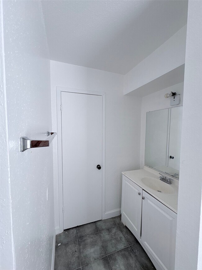 Foto del edificio - 5625 Antoine Dr