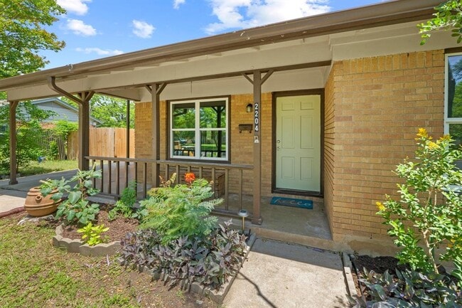 Building Photo - 2204 Bristol Dr