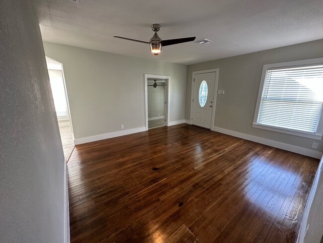 Foto del edificio - 5407 Menard Ave