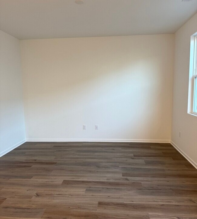 Building Photo - 324 Kingsport Dr