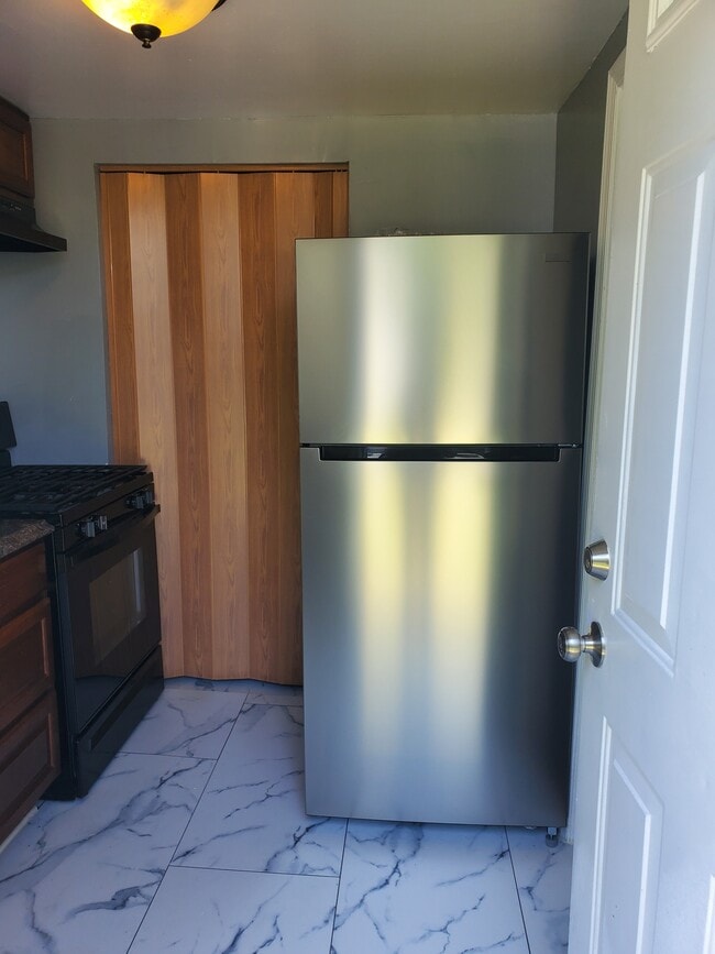 Kitchen - 2427 Iverson St