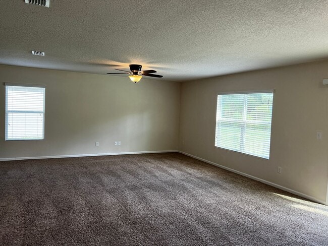 Building Photo - 4/2 with Amenity access!