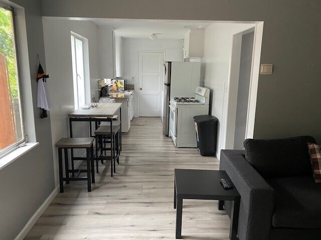 Building Photo - 322 W H St