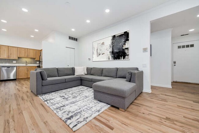Foto del edificio - 1640 W Diversey Pkwy